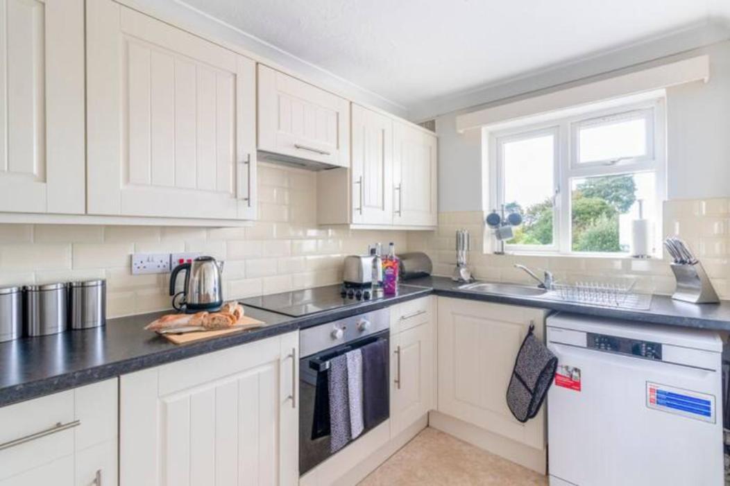 Trendy Sea View 2 Bedroom Sleeps 6 - Free Parking Борнмут Экстерьер фото